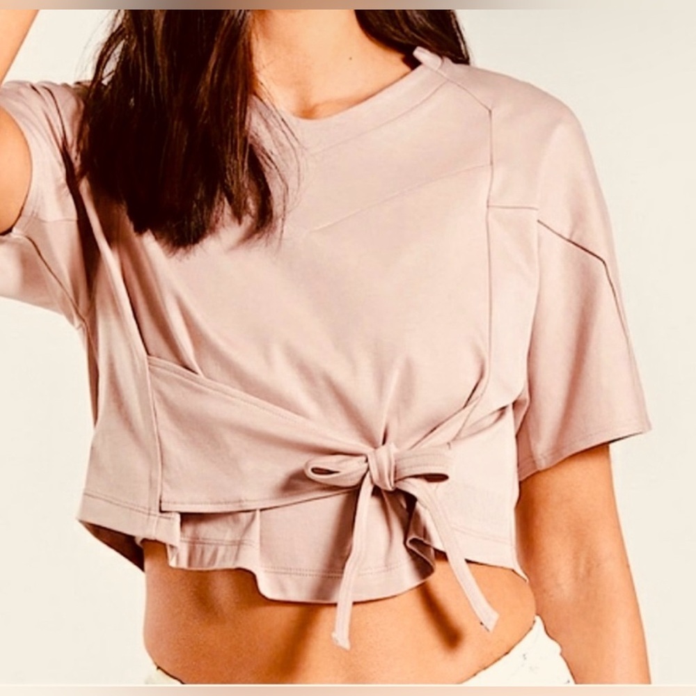NWOT Gymshark Ori Front Tie Crop Top
Women's Size Small Mauve Pink